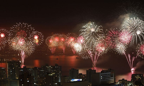 Pirotecnia para el Año Nuevo en el mar en Valparaíso fue